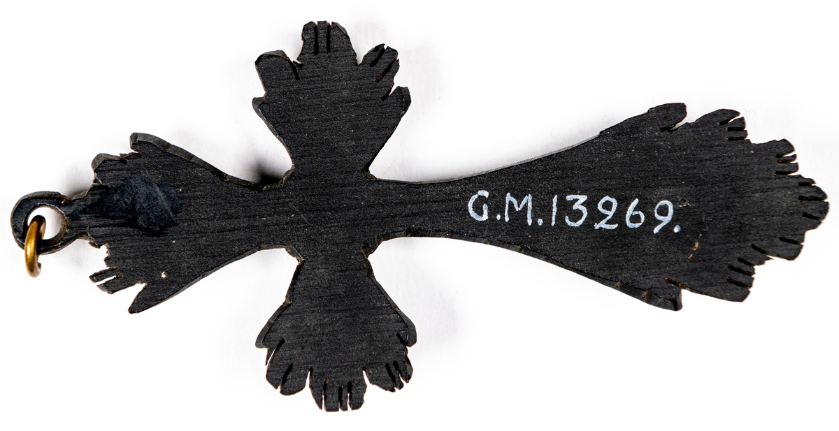 Halsband, treradigt, av svarta konstgjorda pärlor, vidhängande kors.