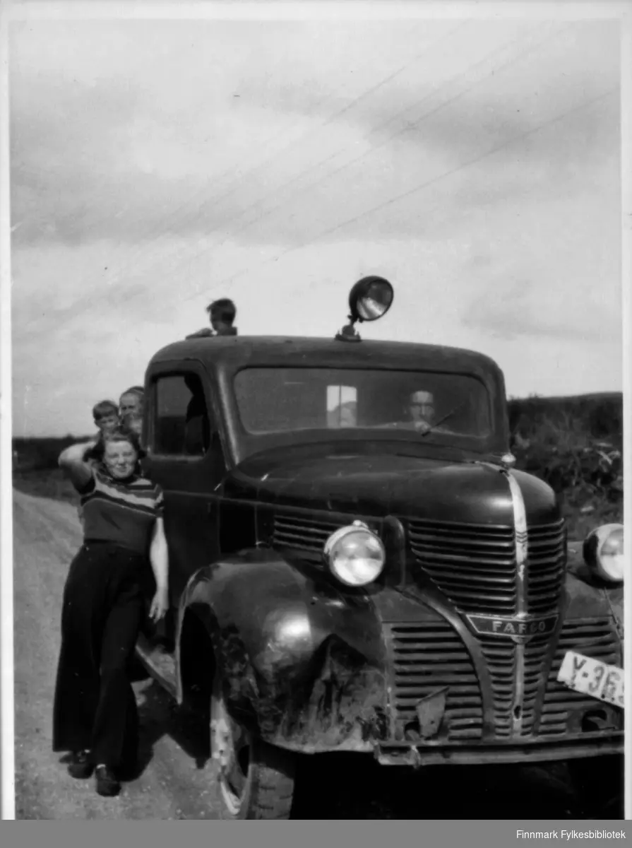 En av våre informanter forteller at det var ikke mange biler i Karasjok på den tiden, Einar Isaksen kjørte både folk og varer. Da vi var barn var det kun 3 lastebiler i Karasjok.  Egil Hegge fikk taxi i 1952 og informanten vår var den første som fikk sitte på i bilen hans. Lastebilen er en FARGO 1939, trolig montert på Den norske Automobilfabrikk, Kambo utenfor Moss. 