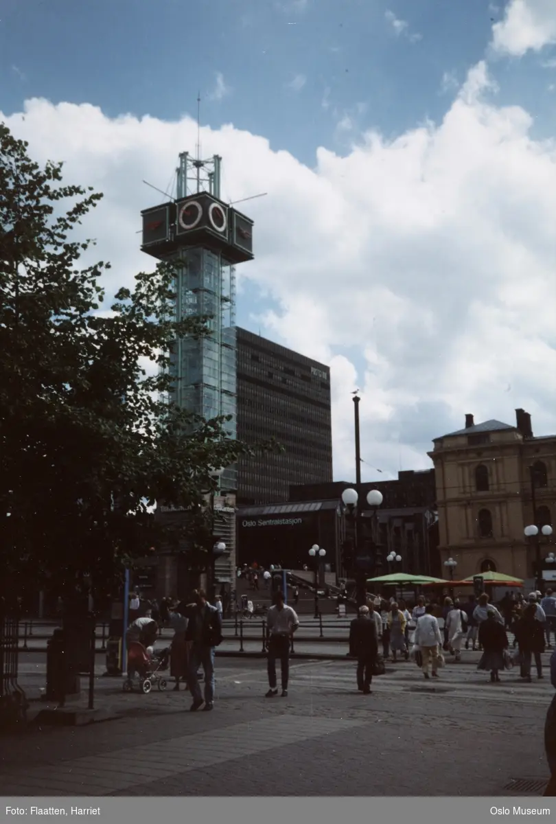 torg, mennesker, gateliv, tårn, Østbanestasjonen, Oslo Sentralstasjon, Postgirobygget