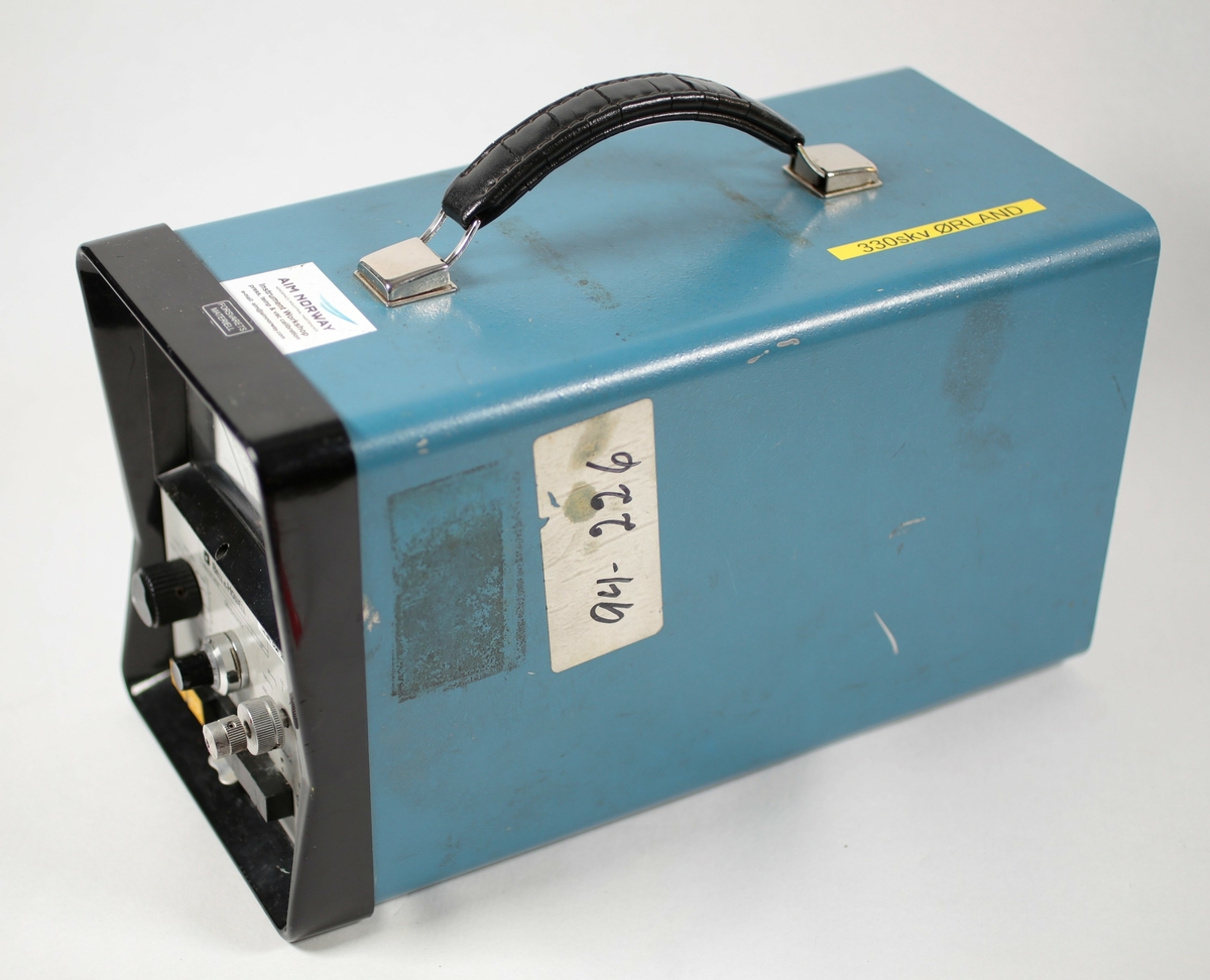 Bærbart måleinstrument for måling av vibrasjon. Instrumentet ligger i transport kasse med sammen med kabler for tilkobling.