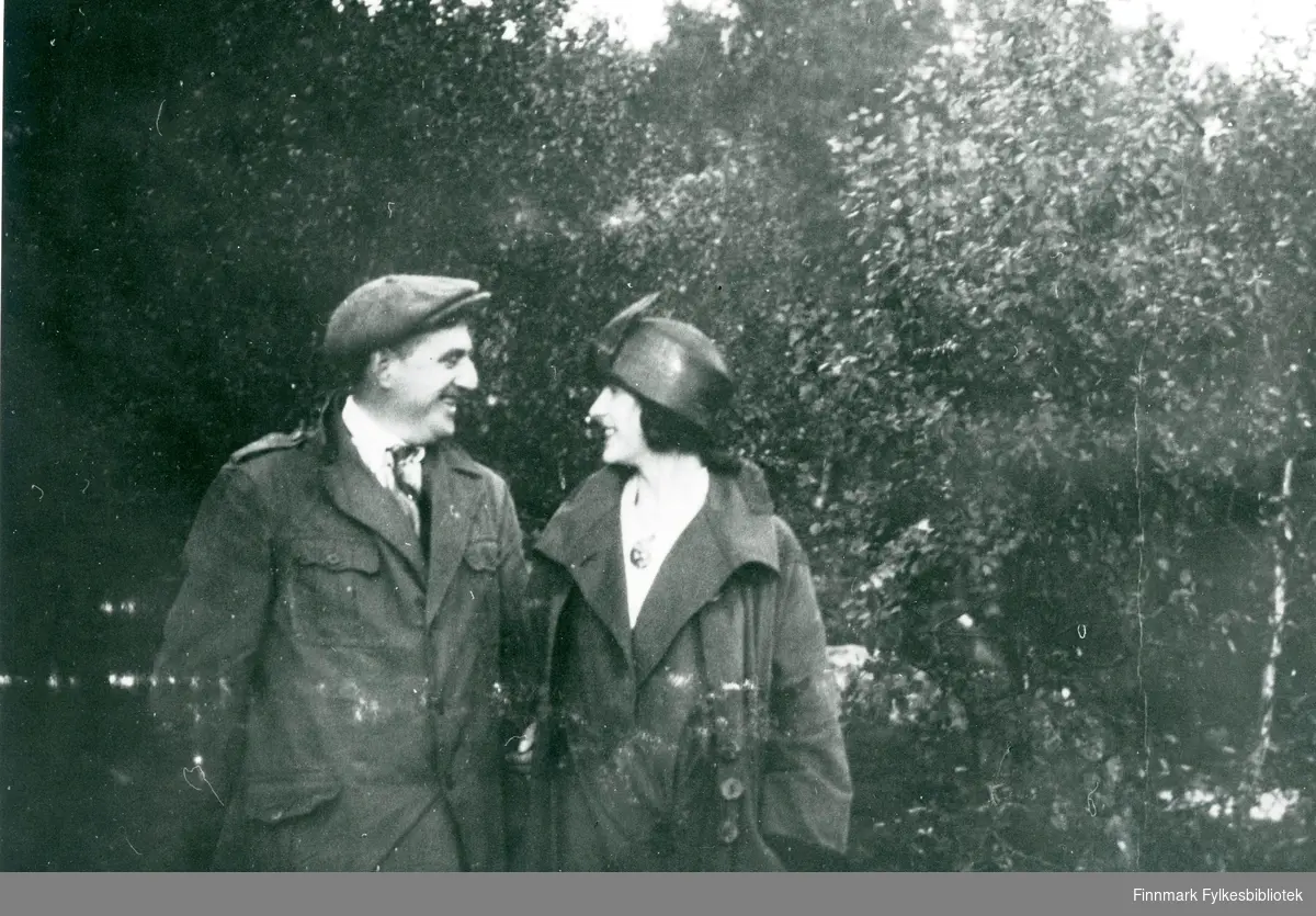 En god smil mellom Jacob Natvig Matzow og fru Gudrun Johanne Matzow (født Øwre). De to giftet seg i 1923. Jacob Natvig Matzow var avdelingsingeniør ved Statens veivesen i Finnmark 1921- 1939. 