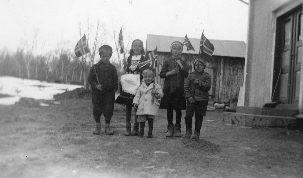 Fem barn med norske flagg feirer 17. mai på Lunheim i 1935