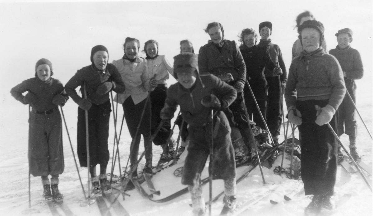 Elever ved Orvos skole på skitur