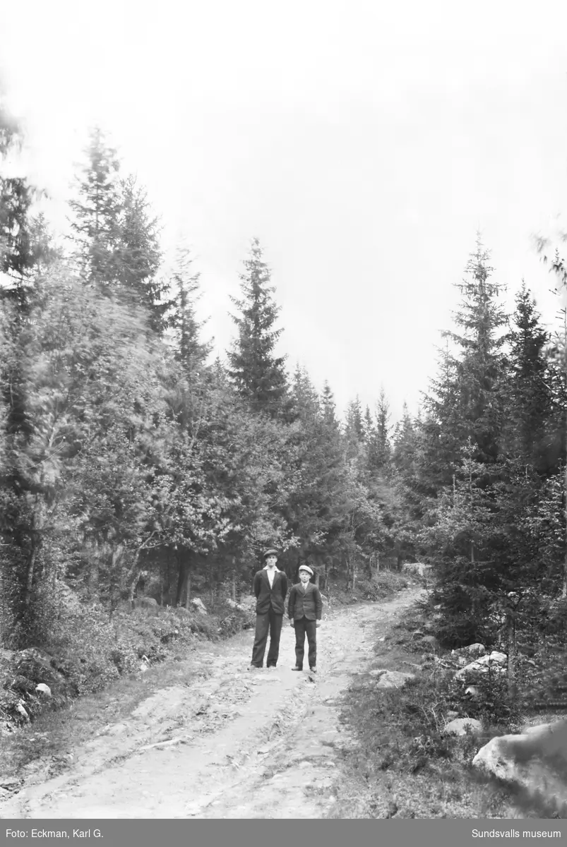 Två pojkar/unga män på vandring på en skogsväg någonstans i Indal. Ur Karl Eckmans samling.