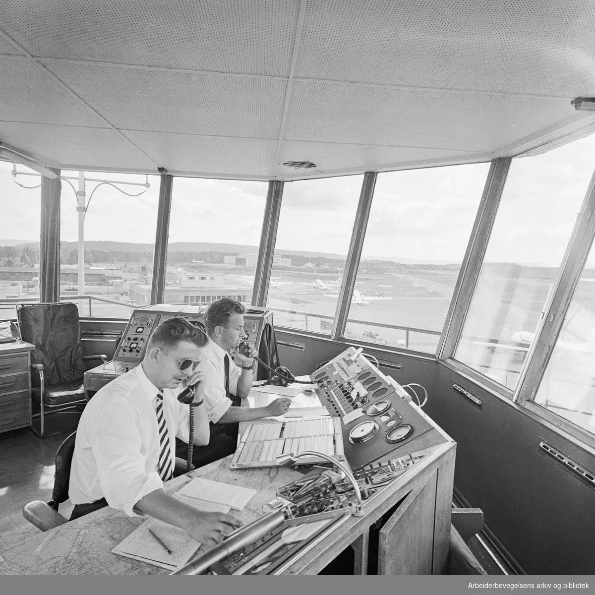 Fotoreportasje. Formiddag i kontrolltårnet på Oslo Lufthavn, Fornebu. Flygeledere. Juli 1961.