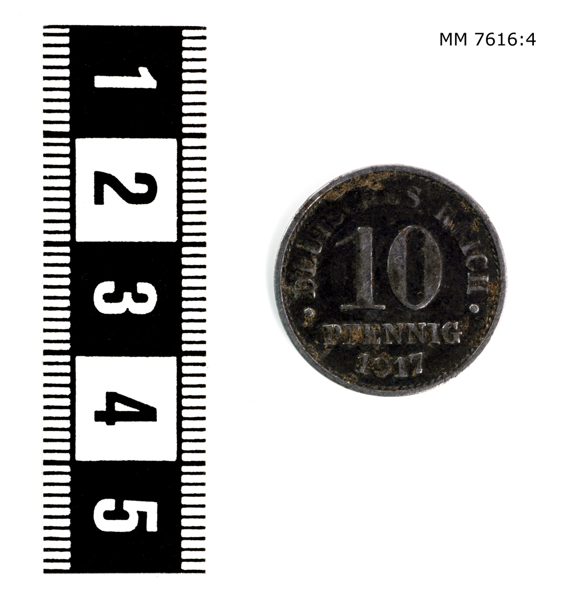 Mynt av järn, 10 pfennig Tyskland. Präglad på ena sidan: figur av en örn, på andra sidan: "Deutsches reich 10 pfennig 1917".