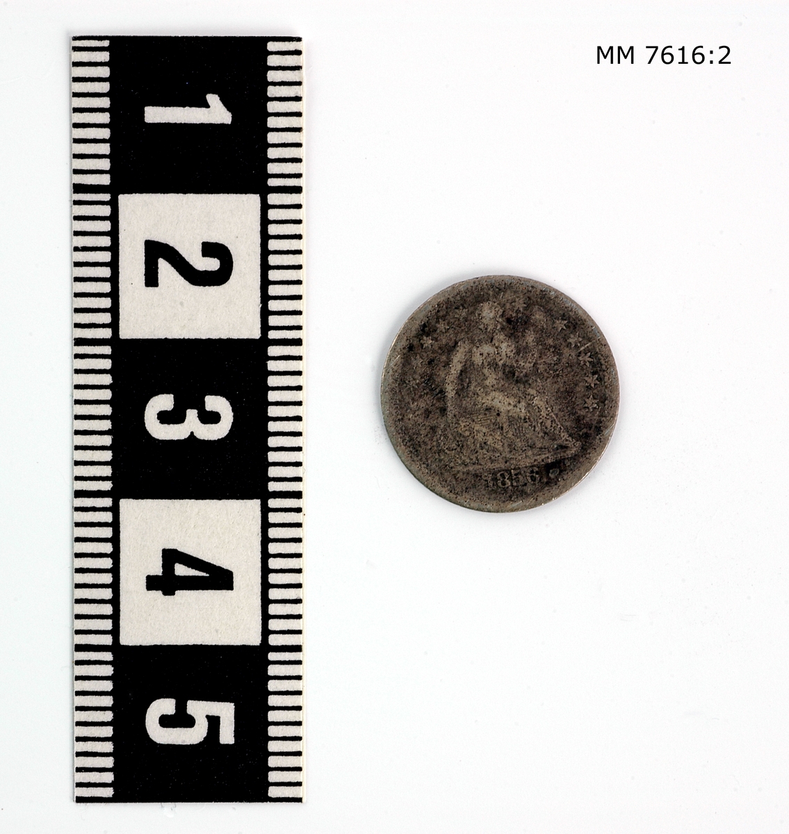 Mynt av silver, halfdime amerikanskt. Präglad på ena sidan: "Halfdime" på andra sidan: figur samt "United states of America 1856".
