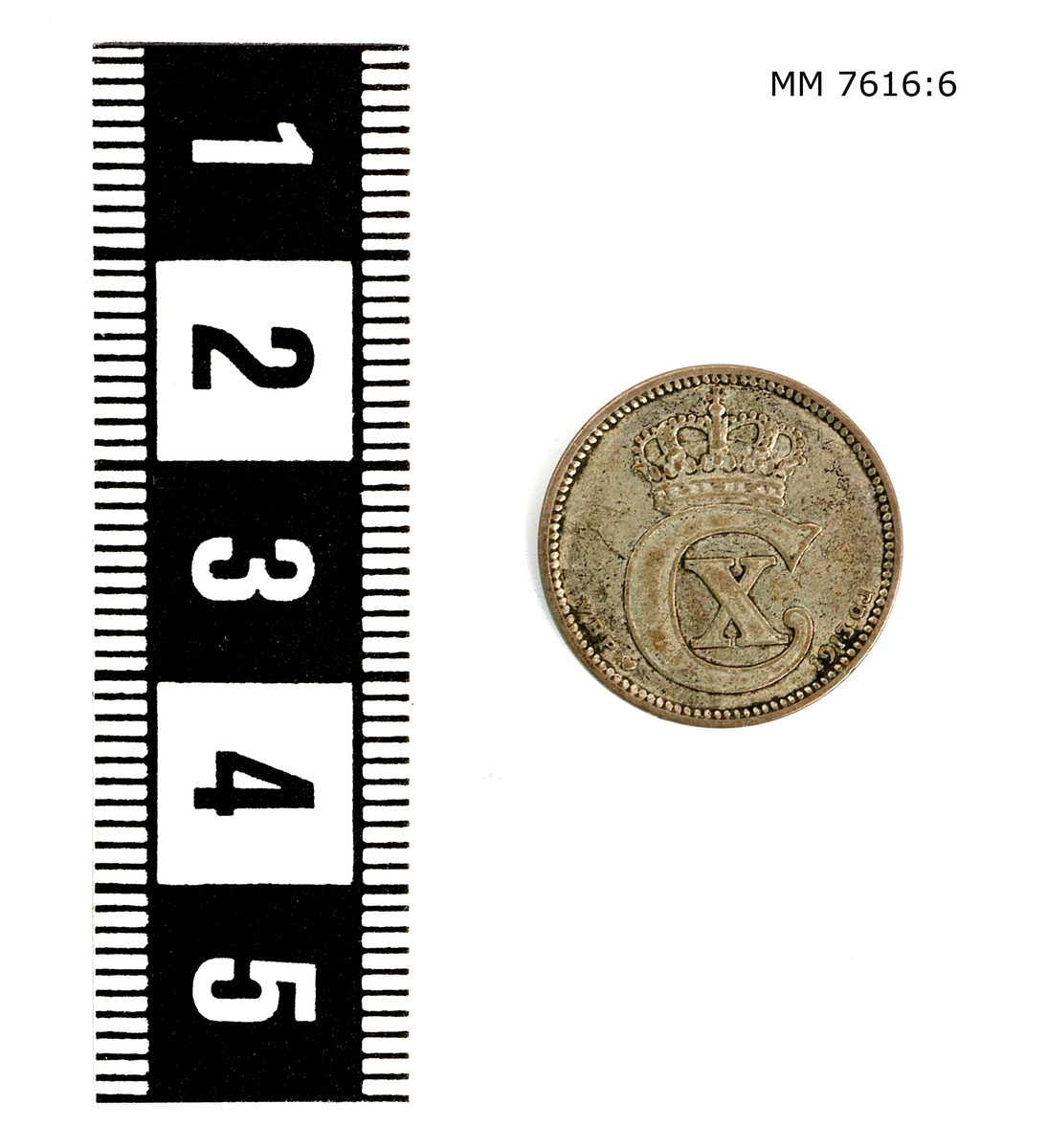 Mynt 25 öre Danmark. Präglad på ena sidan: "25 öre" på andra sidan: motiv av krönt C och X samt "1913".
