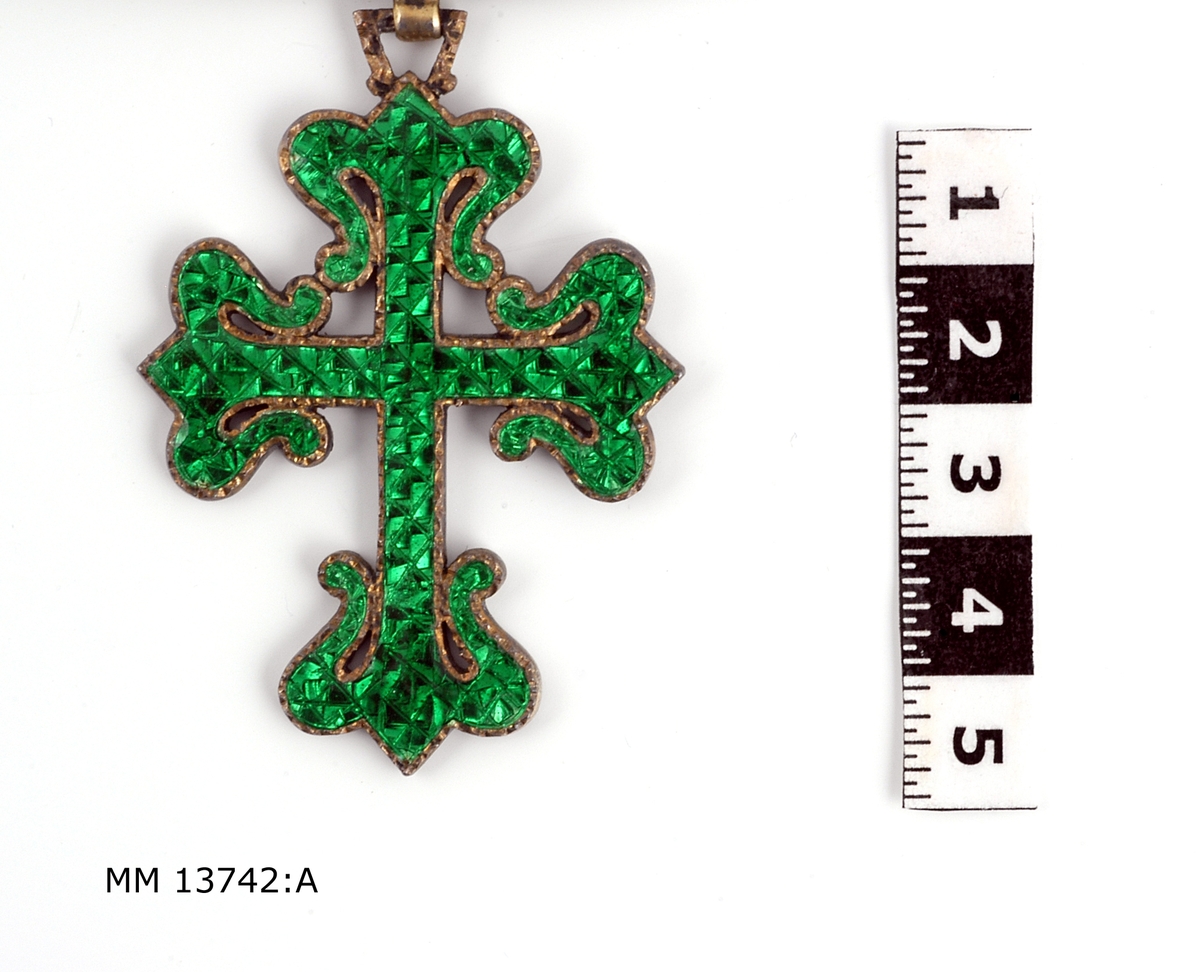 Orden portugisisk Avizorden. Kors i försilvrad metall med inlagt grönt glas och med grönt sidenband.
Åtsida och frånsida är lika.