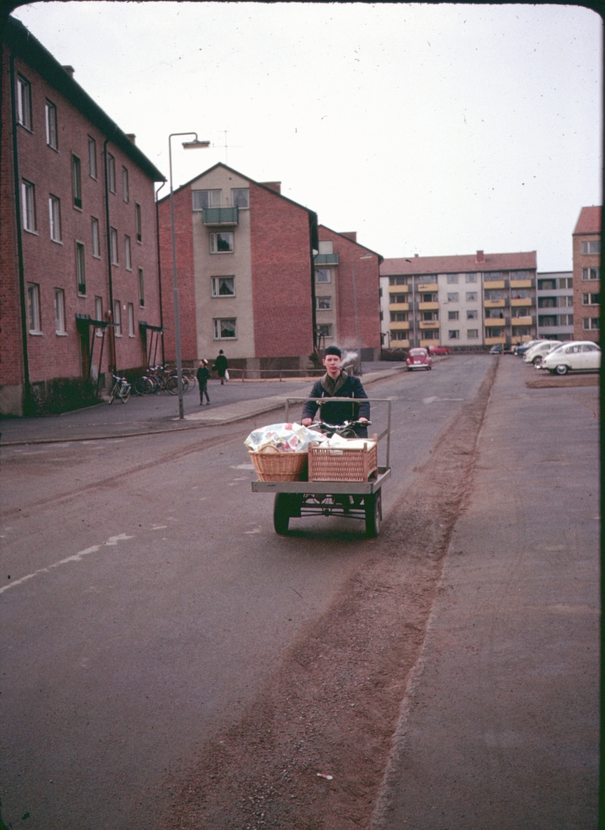 Vänersborg, Bangatan. Tvättinrättningen på Reuterskiöldska området, flakmopedbud