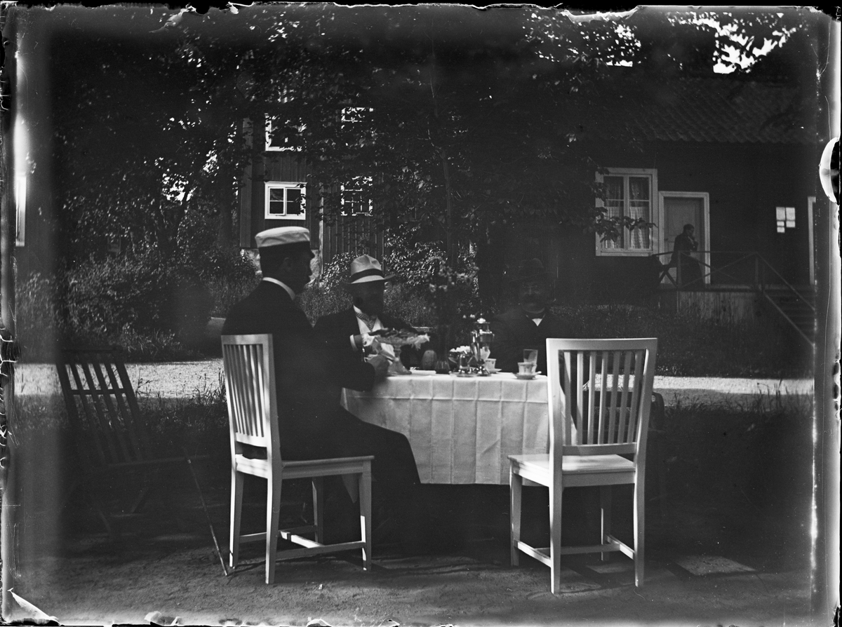 Två män vid dukat bord i trädgård, Sätra brunn, Sala