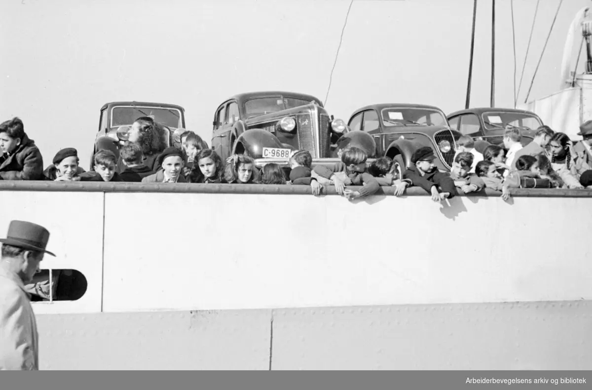 Den norske spaniakomiteen arrrangerer ferieopphold for 40 spanske flyktningbarn på Hasselbakken ved Mjøsa. Ankomst til Oslo havn med M/S Brabant 6. mai 1947.