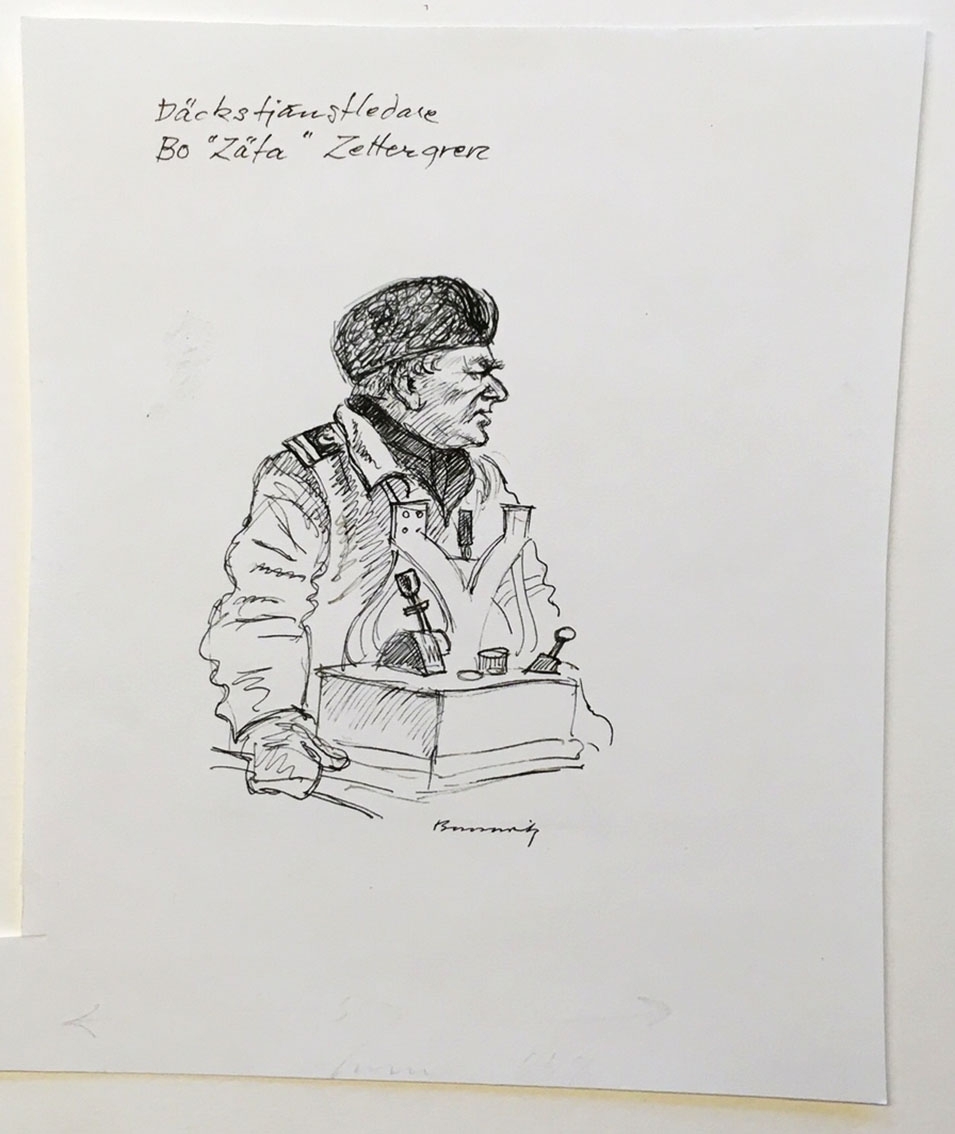 En man i med mössa och ytterkläder med gradbeteckning står vid en manöverpanel. Påskrift: "Däckstjänstledare Bo 'Zäta' Zettergren".