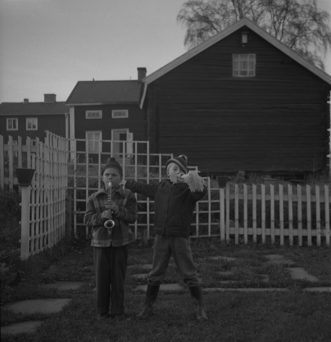 Mats Bostedt och Dan Palin, klasskamrater till Georg Hedbergs dotter Ulla-Marie. Fotot taget någon gång i mitten av 50-talet.

