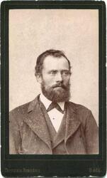 Portrett av mann med skjegg. Karl Andreas Olsen.