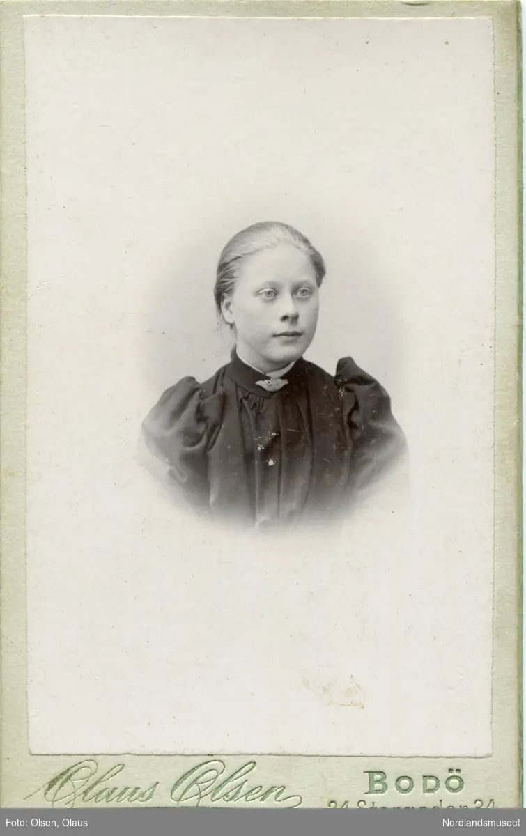 Portrettbilde av en ung kvinne. Bina i Hamnen.