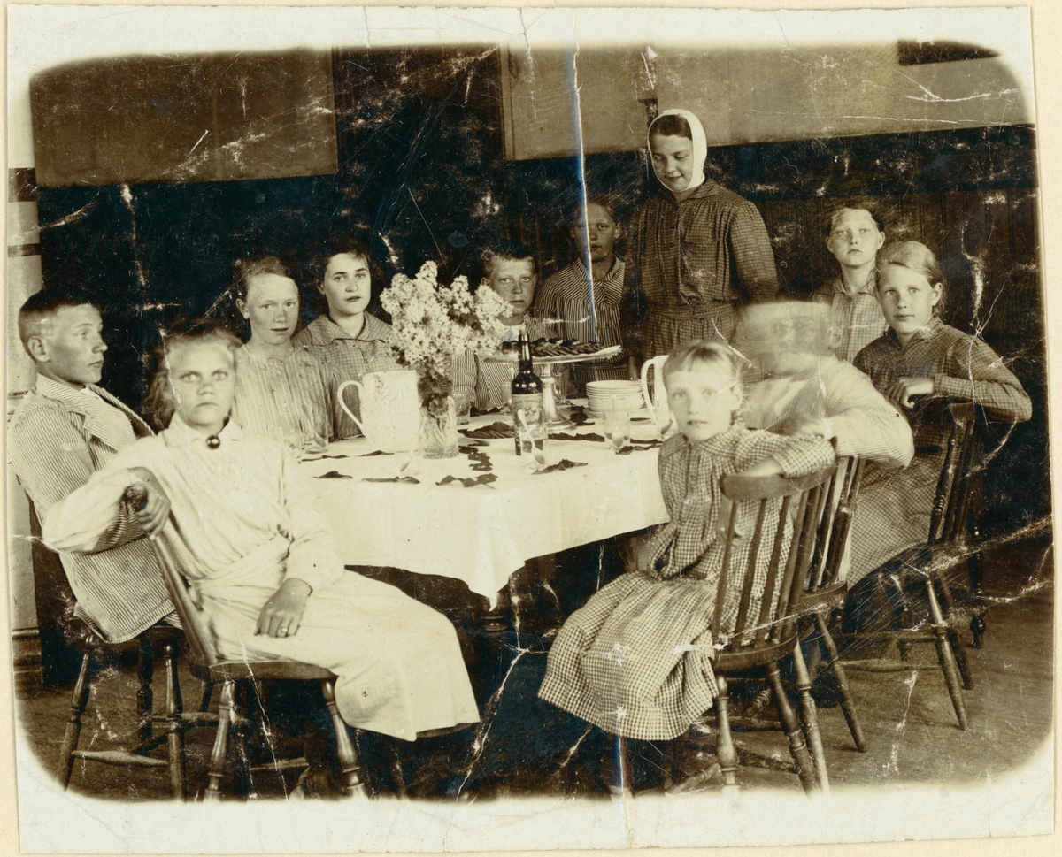 Troligen Elfsborgs läns Dövstumskola, senare Vänerskolan. Barn vid dukat bord