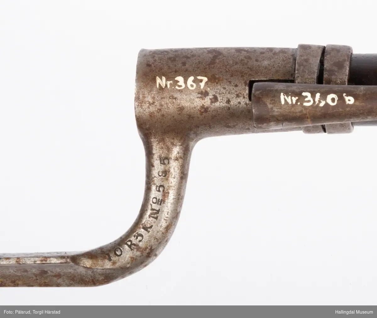 En dølle- eller hylsebajonett i stål. Festes på geværløpet (geværet har inventarnummer HFN 360 a-c) med en hylse og en metallring som festes med en skrue.