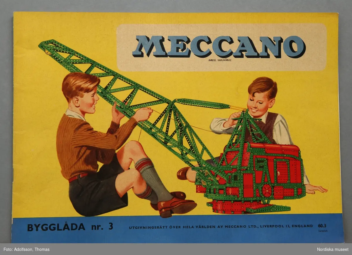 Huvudliggaren:
"Meccanolåda, 50 byggnadsdelar, bruksanvisning; pappkartong märkt 'Meccano' etc. L 43 cm, Br 29 cm, H 2 cm."

