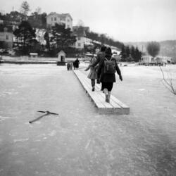 Malmøysund: Malmøya. Provisorisk bru over isen. Januar 1953