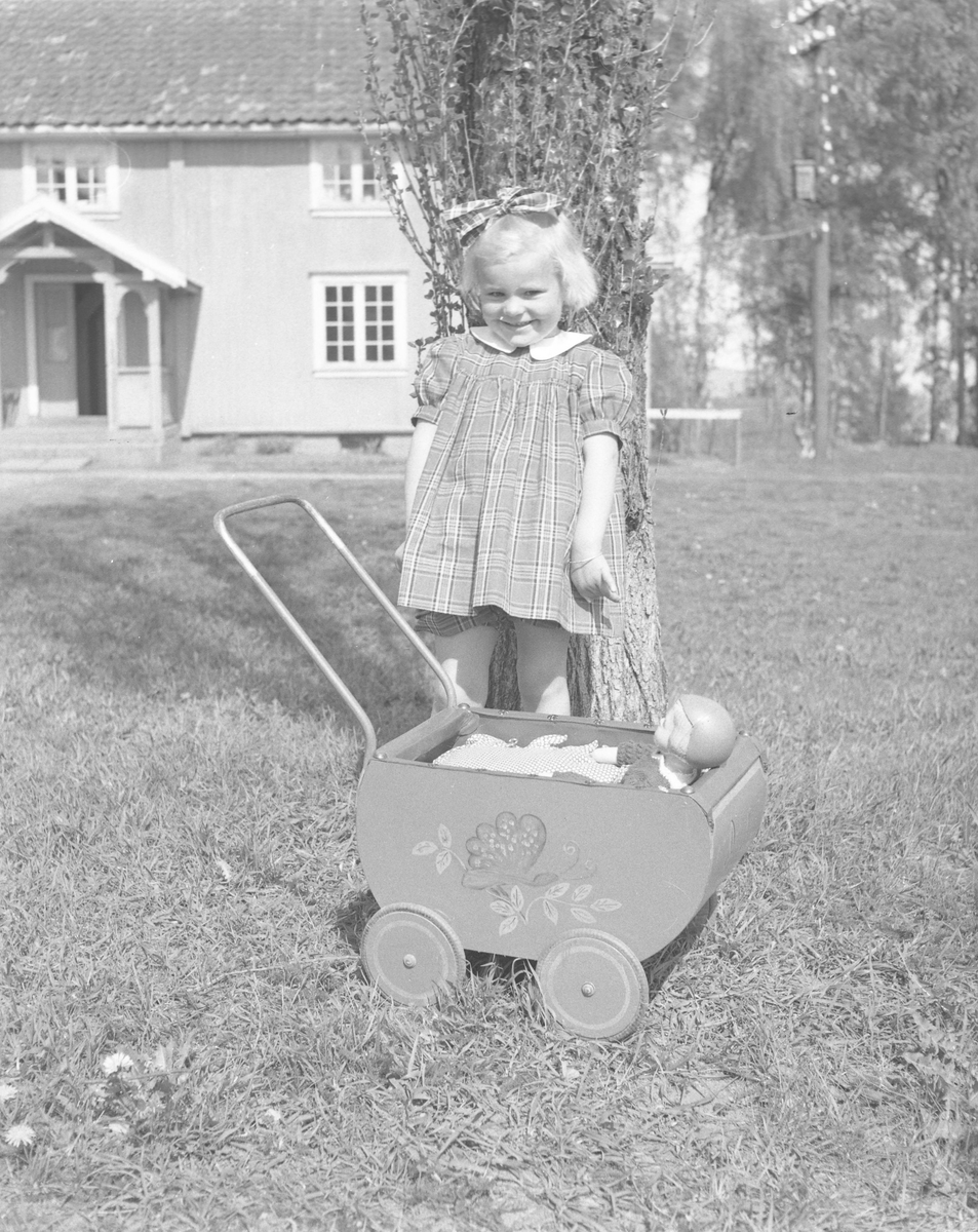 liten jente med dukkevogn