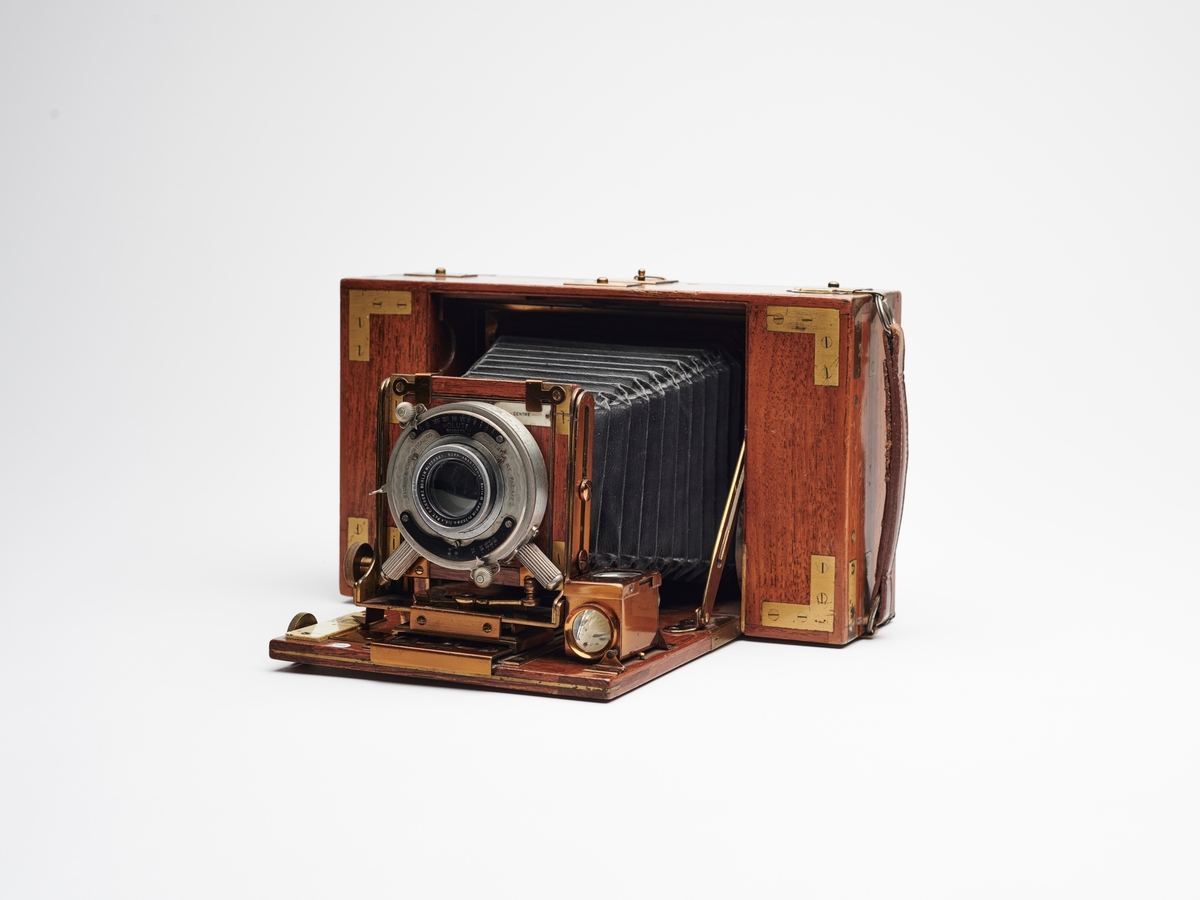 King's Own De Luxe Model er et foldekamera produsert av London Stereoscopic Co Ltd på begynnelsen av 1900-tallet. Kameraet har spesiallukker med lukkertid opp til 3 sekunder og anvender rullfilm.