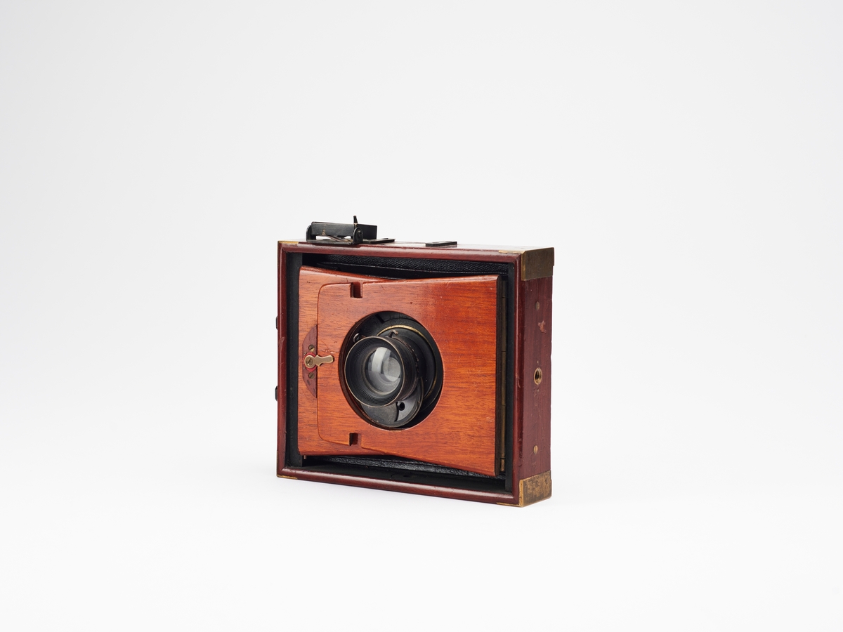 Sammenleggbart trekamera produsert fra ca. 1890 av J.F. Shew & Co. Fra ca. 1895 kunne Eclipse kameraene fra J.F. Shew & Co være utstyrt med både platerholder og Eastman-Walker rullfilmholder.