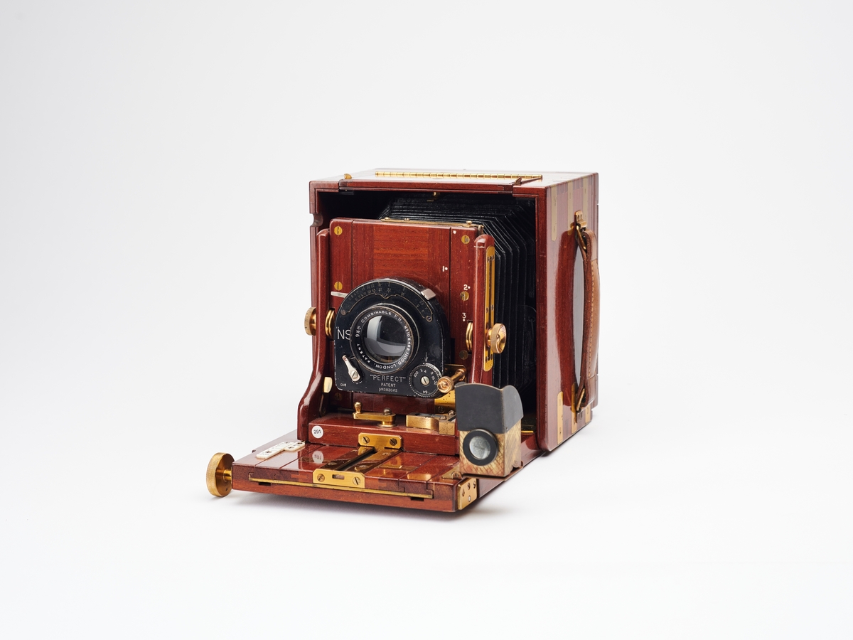 Tropical Una ble produsert fra ca. 1912 av James A. Sinclair & Company i London. 
Kameraet ligner modellen Una, men var produsert i finpolert mahogny og messing for å kunne tåle et tropisk klima. Kameraet kom i ulike størrelser.