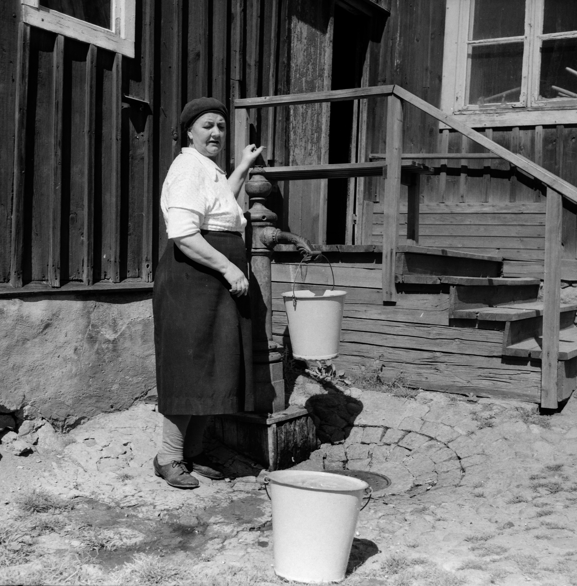 Bakgård i Sankt Korskvarteren , 1952.
Pressfotografier från 1950-1960-talet. Samtliga bilder är tagna i Östergötland, de flesta i Linköping.