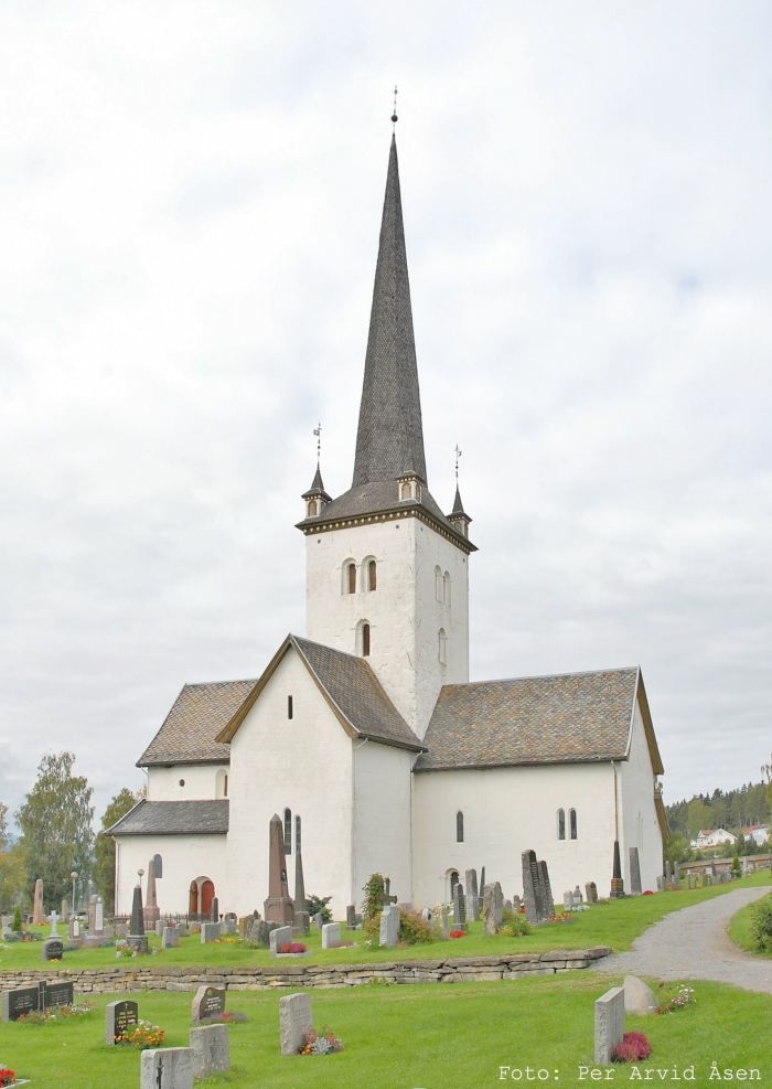 Ringsaker kirke er antagelig oppført i andre halvdel av 1100-tallet og utvidet i andre halvdel av 1200-tallet. Opprinnelig hadde kirken et rektangulært skip med kvadratisk kor, trolig med en apsidal avslutning. På nordsiden av koret lå et smalt sakristi og over østre del av skipet et kraftig tårn. På slutten av 1200-tallet ble kirken utvidet med korsarmer mot nord og sør på begge sider av tårnet. Apsiden ble revet og koret ble gjort dobbelt så stort og fikk en rett avslutning. Veggene er utvendig kledd med kvaderstein.

Kirkerommet domineres av stort tønnehvelv fra 1200-tallet og kraftige pilarer som bærer midttårnet. Benkene er byttet ut med stoler og inventardeler fra 1960-tallet. Korbuen har bevart sin middelalderske form og det er avdekket kalkmalerier på flere veggpartier. Over korbuen henger en kalvariegruppe fra 1683. På alteret står det som kan sies å være Norges flotteste og rikeste utsmykkete alterskap, produsert i Antwerpen. Så vidt man hittil vet, det eneste i Norge. Det er fra 1520-tallet, og har en predella med dører og dobbeltbuet midtparti med figurer og scener i flere nisjer over to etasjer. På utsiden er det malerier. Oppslått er skapet over to meter bredt, og like høyt. Prekestolen fra 1704 er rikt usmykket med akantus. Døpefonten forestiller en gutt som bærer dåpskum dekorert med utskåret blomstergirlander. Kirken har flere presteportretter og et epitafium fra 1632.
Kilde: Ekroll, Ø. og Stige, M. (2000) Kirker i Norge, bn. 1, Oslo