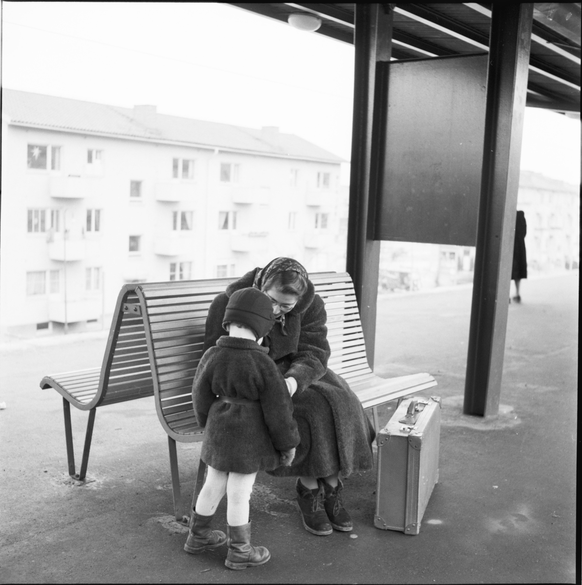 Västra tunnelbanan, tunnelbanebänk med kvinna och barn.