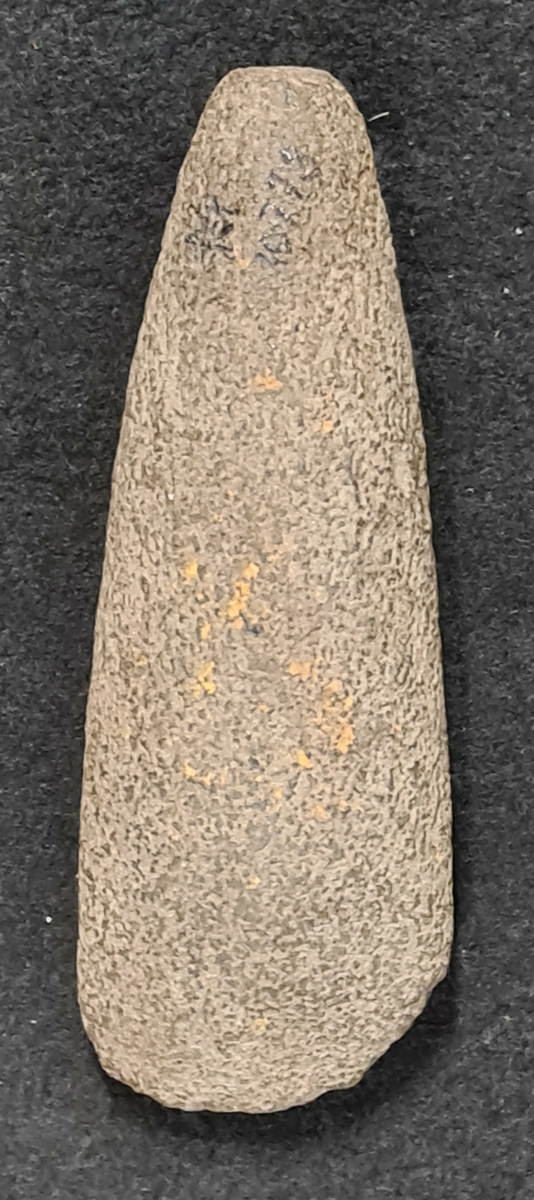 10 773 Funnen Gröneskog, Synnerby socken, Västergötland.

Trindyxa, 1 st, trubbig nacke. Rundad något slipad egg. Oval genomskärning. Vittrad. L. 14 cm, br. 4,9 cm.