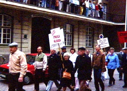 Demonstranter med fanor utanför Stadshotellet