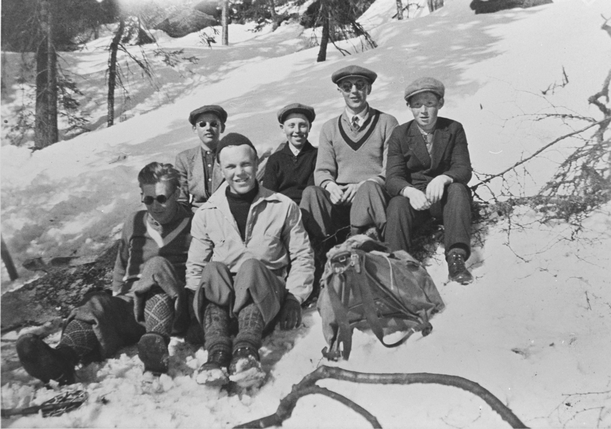 På tur til Grågalten, ca. 1935. Fra venstre: Einar Kjemperud, Andreas Moen, Arne Bakken, Reidar Reistad, Bjørn Langerud, Torstein Reistad.