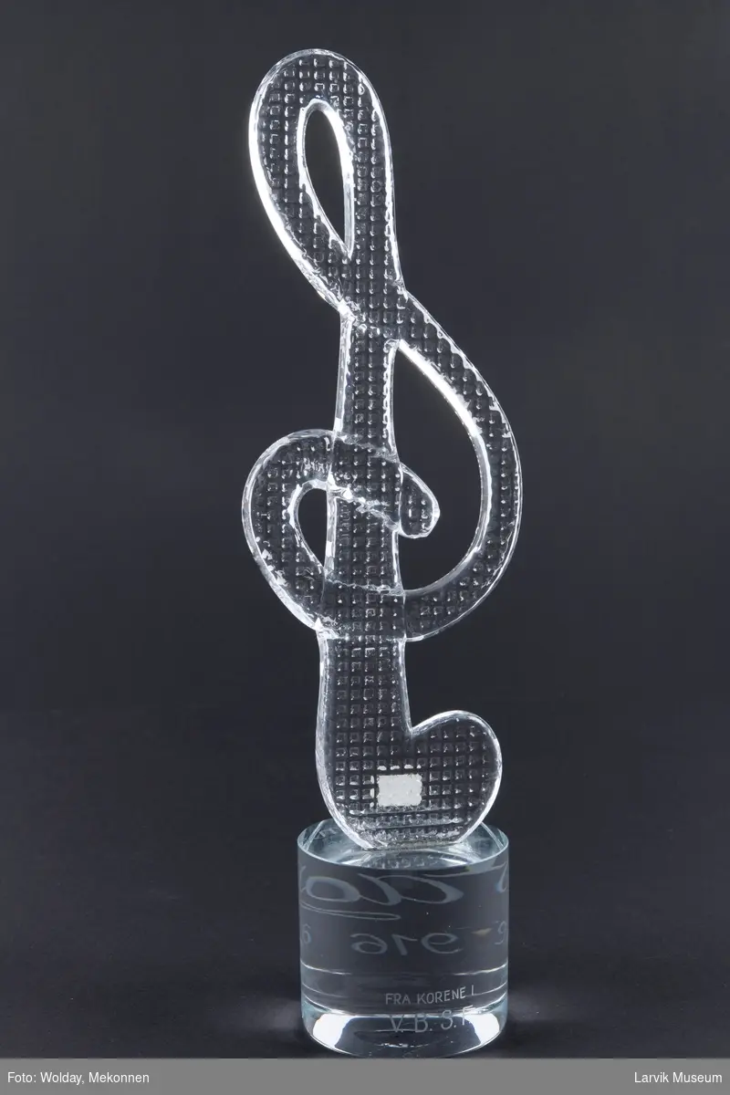 Glass skulptur formet som en G-nøkkel.