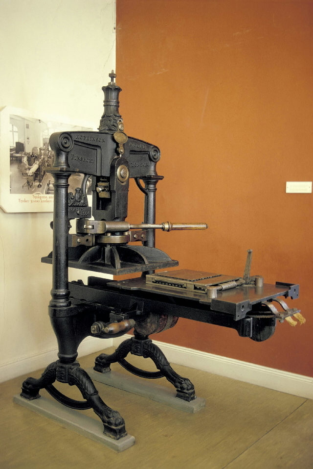 Hopkinson´s Albion Press 1854, N:o 3146. Tryckpressen har tillhört
greve P.A. Sparre. Den har troligen använts för såväl tryckning som
perforering. Utställd i bottenvåningen i Postmuseum