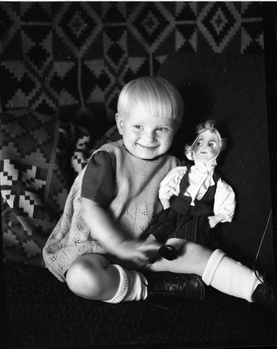 lite barn med dukke