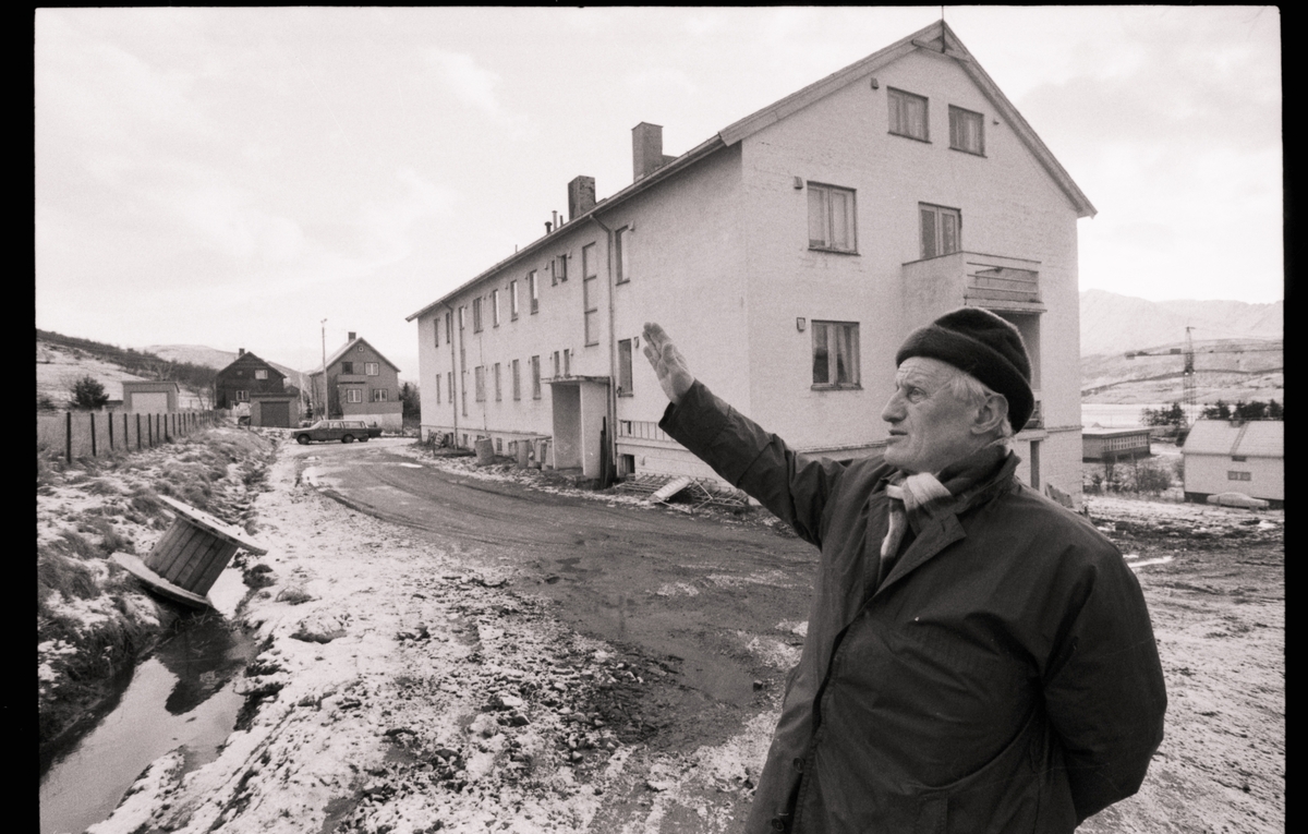 Bernhard Husby fotografert foran bygning på Borkenes.