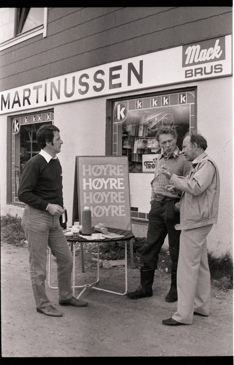 Valgkampstand for Høyre utenfor butikk i Bogen.