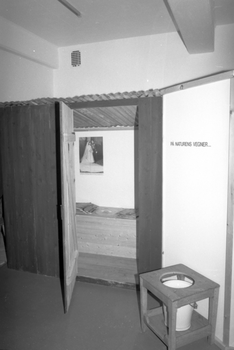 Dokumentasjonsbilder fra ei tidligere stolutstilling ved Sunnmøre museum.