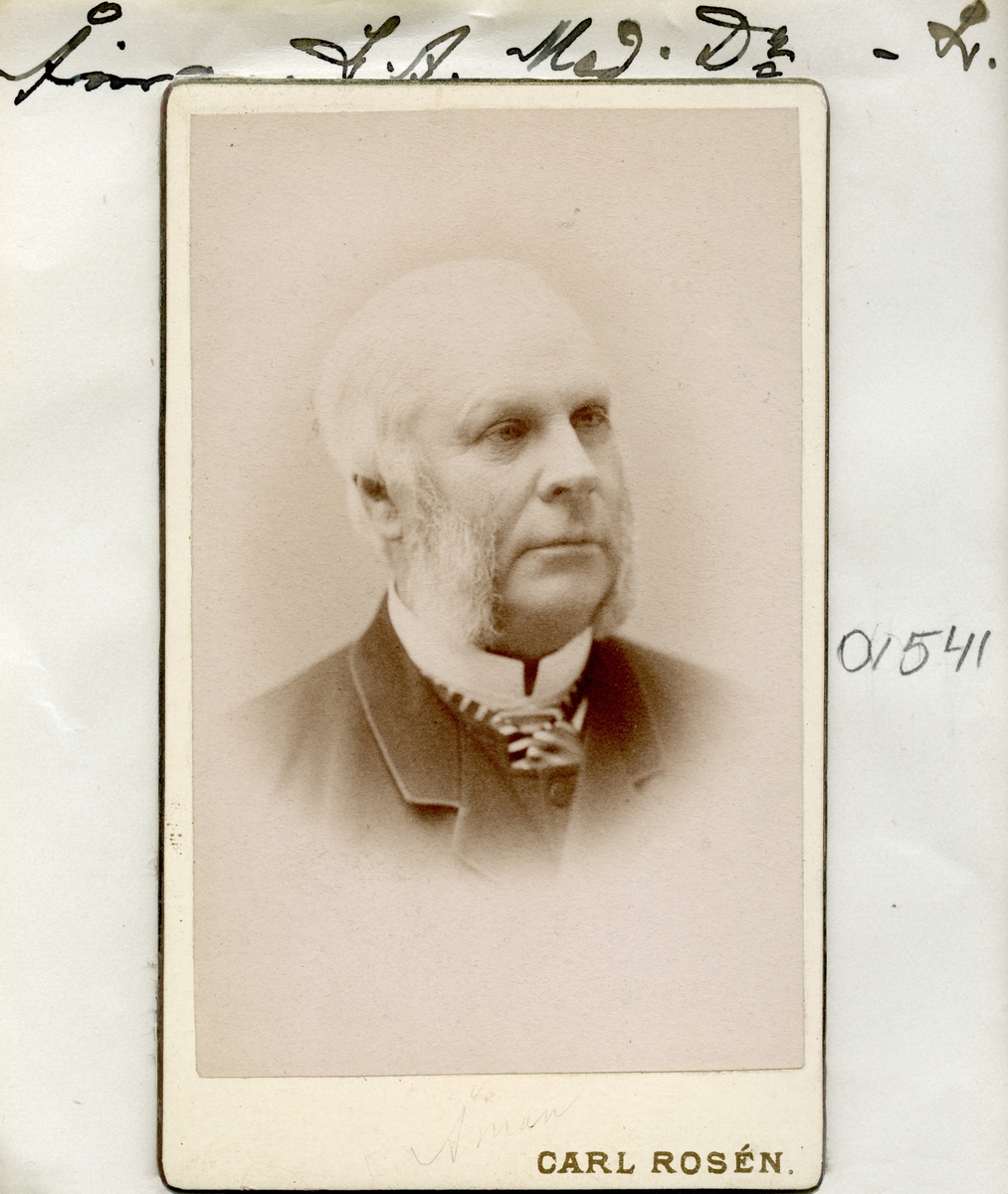 Medicine doktor Ludvig Åman på sin ålders höst. I egenskap som bataljons-, lasaretts-, fängelse- och kurhusläkare, hade han från 1852 varit praktiserande läkare i Linköping. Vid sidan av sin yrkesutövning även behjälplig i allehanda offentliga uppdrag.