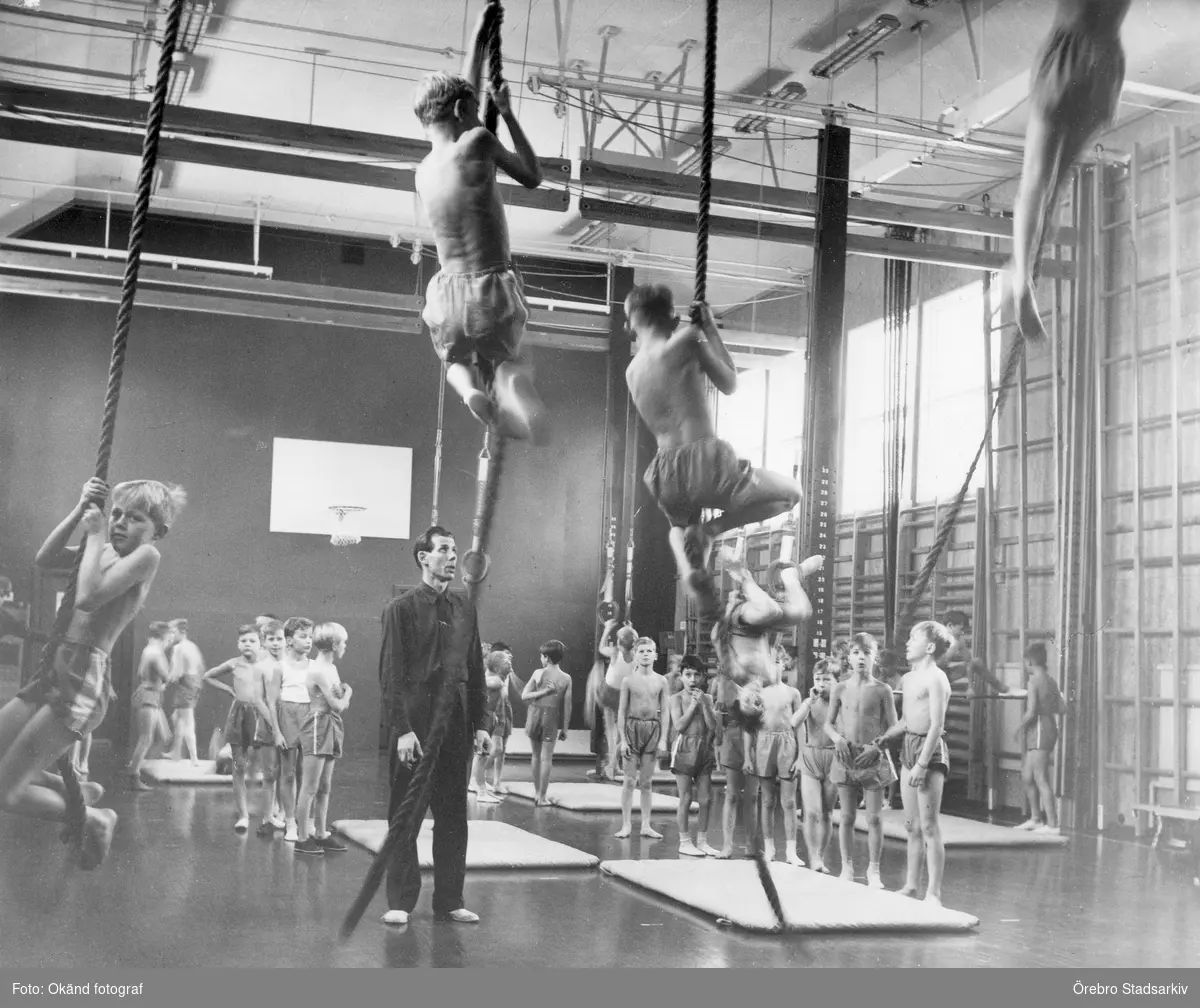 Gymnastikundervisning på Vasaskolan, 1950-tal - Örebro Stadsarkiv ...