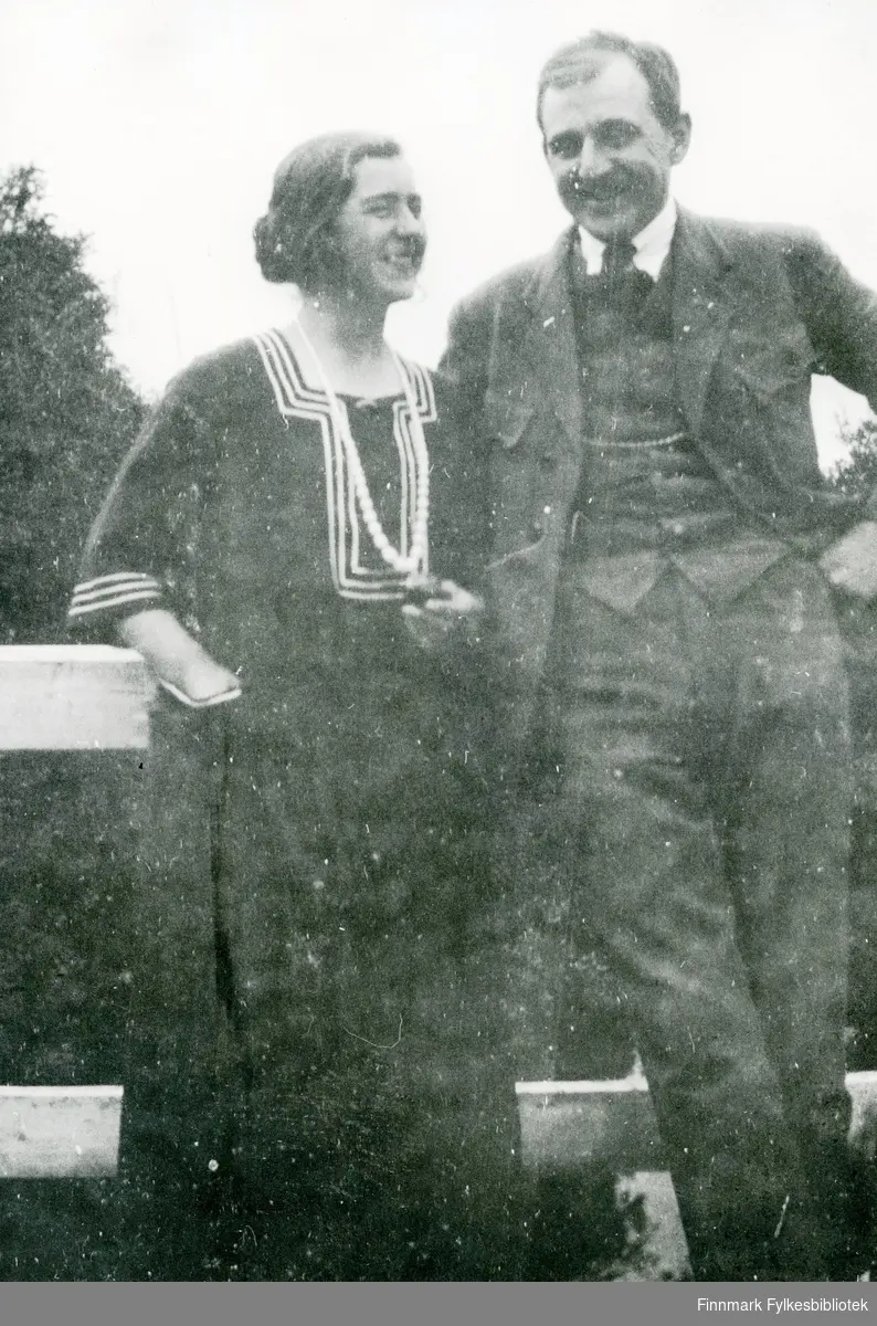 Jacob Natvig Matzow med fru Gudrun Johanne Matzow (født Øwre). De to giftet seg i 1923. Jacob Natvig Matzow var avdelingsingeniør ved Statens veivesen i Finnmark 1921- 1939. 