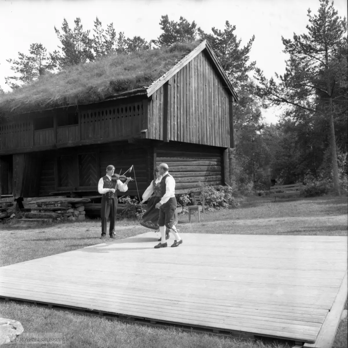 Innspilling av filmen "Romsdalsspringaren" på Eidetunet på Romsdalsmuseet i 1974. Filmen var laget av Egil Bakka. Danserne var fra Bondeungdomslaget i Molde. Spelemennene og spelekvinnen var også fra Bondeungdomslaget og Romsdal Spelemannslag.