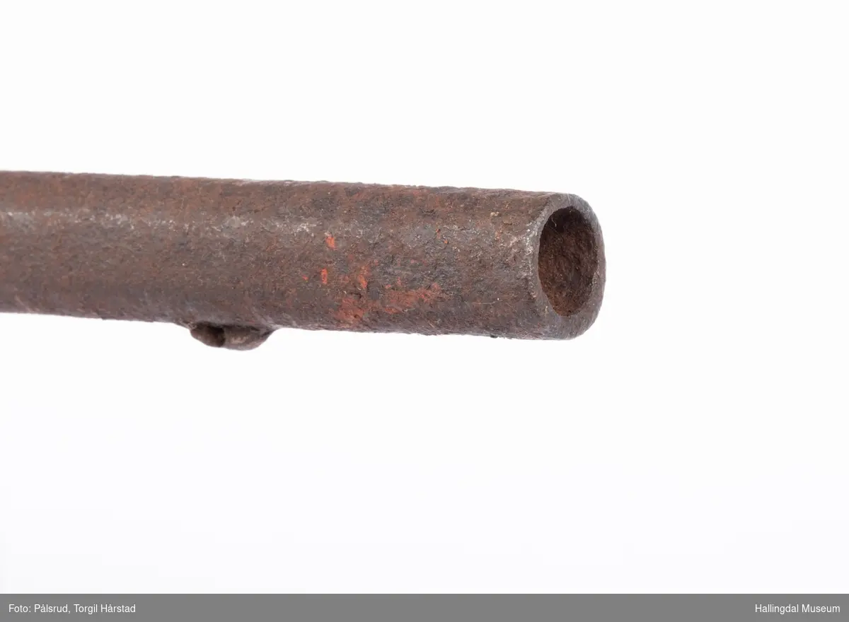 Gevær med perkusjonslås. Låsen i seg selv er defekt. Løpet er påsatt i skjeftet, disse passer ikke sammen og løpet ser løst og festet med metalltråd. Ladestokken mangler. Har ett metallbeslag på skjeftet der ladestokken opprinnelig holdes på plass. Kolbe har påklistret lapp med teksten "Privat omgjøring av et militærgevær."