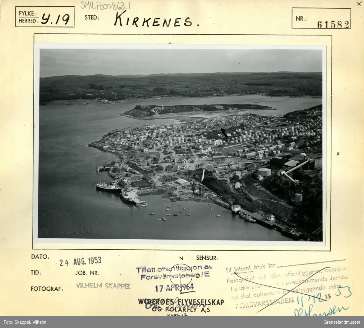 Flyfoto av Kirkenes med Jakobsnes og Ytre Lid i bakgrunnen. Sabelskjær til venstre i bildet. Prestøya fra midten og mot høyre i bildet. Kulturhuset Malmklang. Deler av AS Sydvaranger i høyre front av bildet.