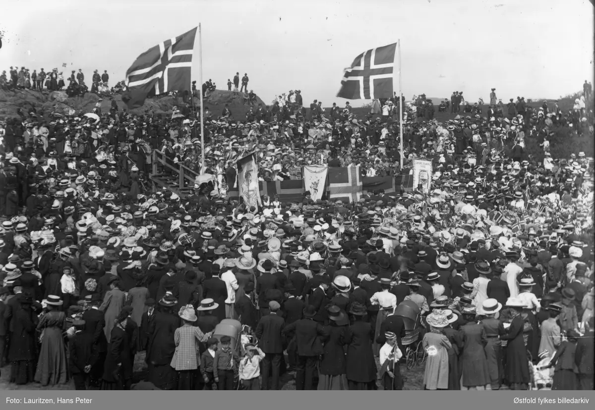 17. mai tale i Moss, 1911, muligens på Skarremyren.(?) Fane med navnet "Søndre Jeløen skole", samt flere faner.