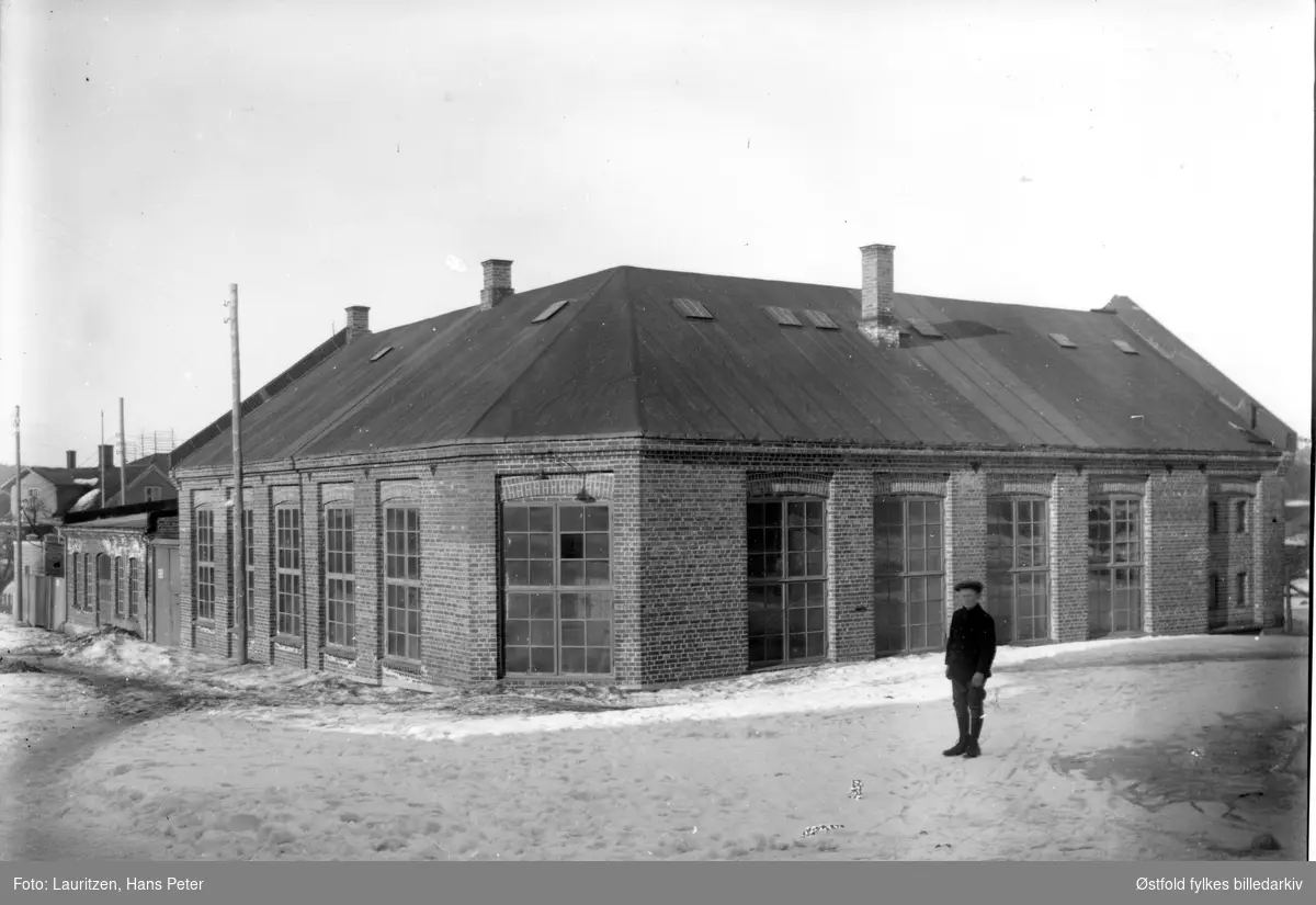 Aluminiumsvarefabrikk i Moss, Il-O-Van (senere Høyang/Polaris) startet opp her i 1920-30-åra. Bildet tatt ca. 1912-15. Gutten på bildet heter Robert William Lauritzen F.1902. Bygningen ble kalt for Saturn. Se også ØFB.1994-529.