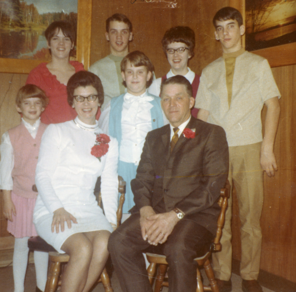 Reuben og Mildred Hellekson med familie i USA, desember 1969.  Bildet er tatt under feiring av sølvbryllup.