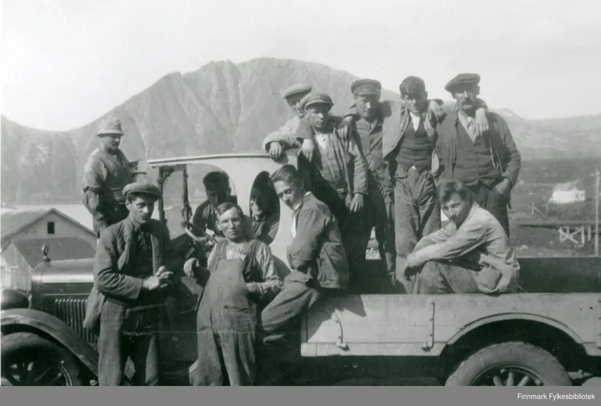 Arbeidslag med lastebil (muligens en Chevrolet 1927-28) i Alta, ca. 1930-1934. Navn på personer fra venstre: nr. 1 Ivar Jernberg, nr. 2 Alfred Bjørkli, nr. 4 Emil Emans. Stående helt til venstre: Sverdrup Edvardsen.
